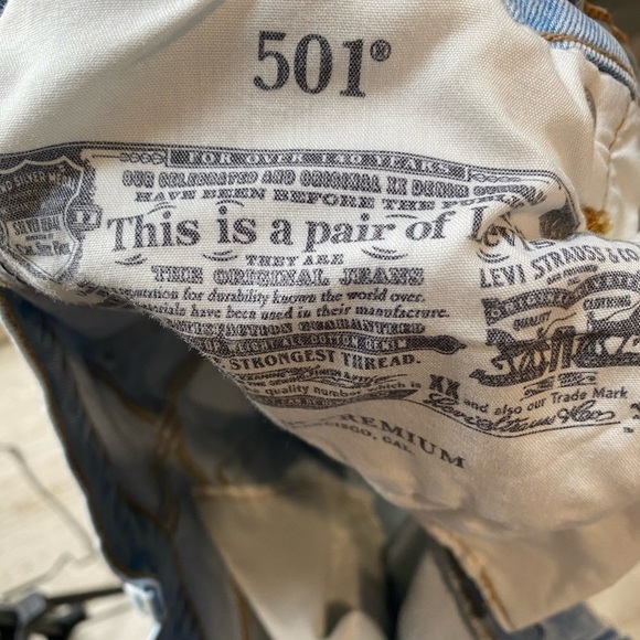 Levi’s 501 high rise button fly shorts. Size 28 - Picture 11 of 16